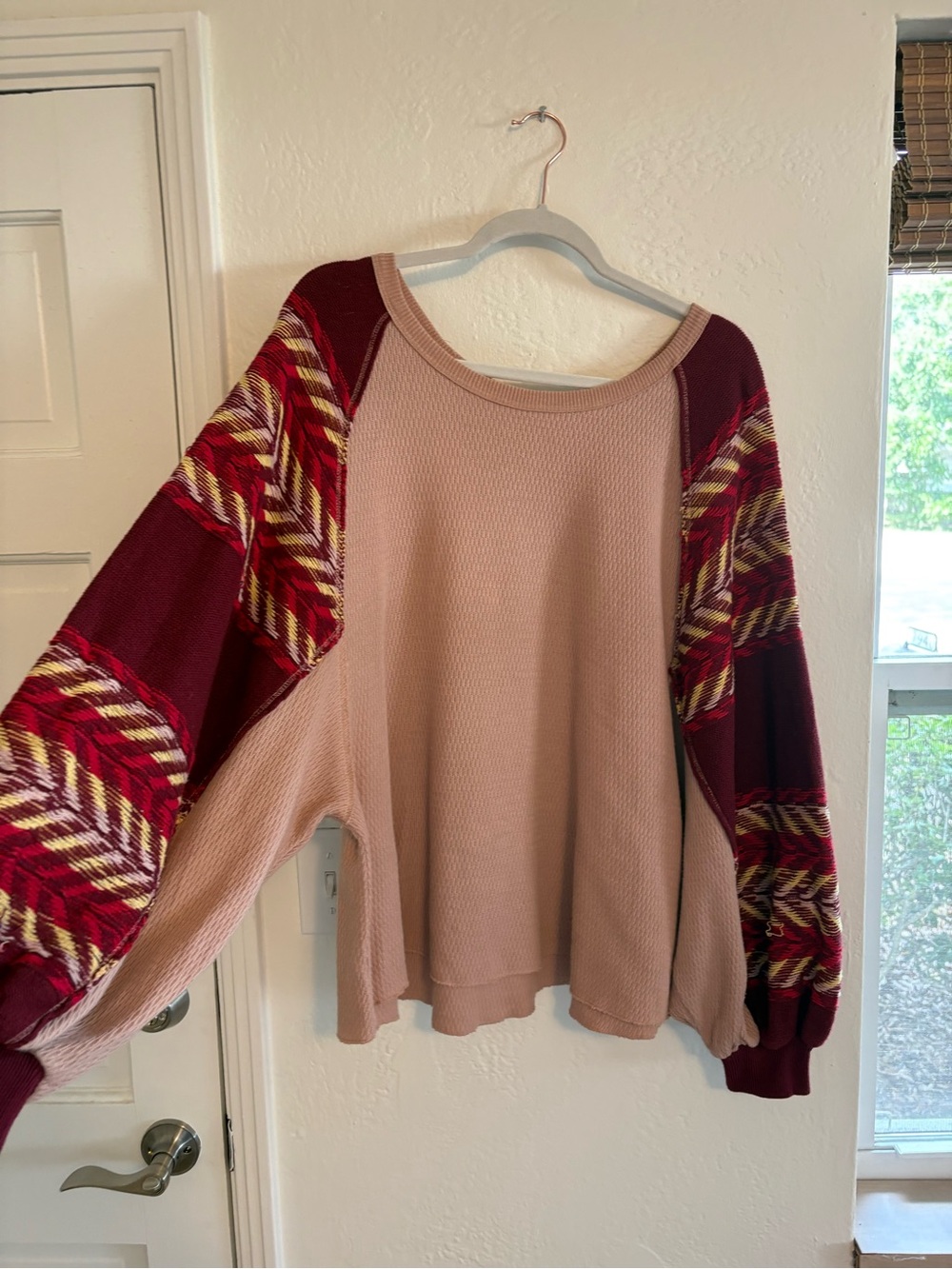 We The Free Two-Tone Pink and Burgundy Balloon-Sleeve Crew Sweater Size M